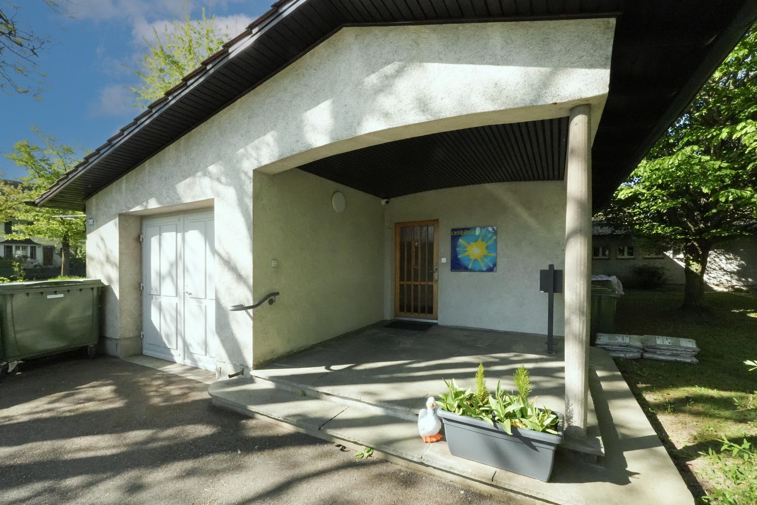 Assisihaus Haupteingang näher