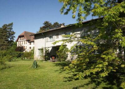 Vorderseite und Garten